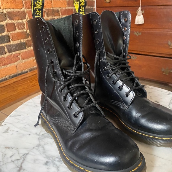 Women’s Black Leather Doc Martens combat boots - Picture 1 of 12